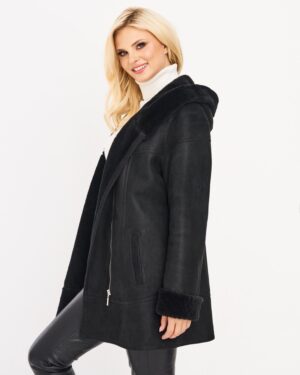 Czarny kożuch damski z kapturem, ozdobnym kołnierzem i miękkim wykończeniem rękawów