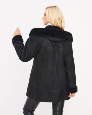 Czarny kożuch damski z szerokim kołnierzem, długimi rękawami i miękkim futrem na mankietach