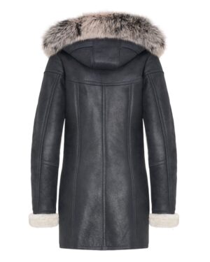 Czarny kożuch damski z kapturem i futrzanym wykończeniem, idealny na zimowe dni