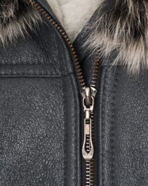 Ciepły kożuch damski w kolorze czarnym z futrzanym kołnierzem i metalowym zamkiem błyskawicznym