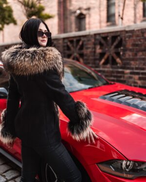 Kożuch damski z futrzanym kołnierzem i mankietami, dopasowany krój, idealna na zimowe dni