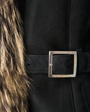 Czarny kożuch damski z futrzanym wykończeniem i szerokim paskiem w talii