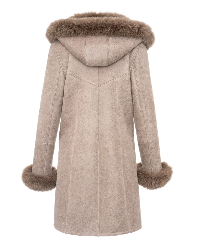 Kożuch damski w jasnym odcieniu, z kapturem i futrzanym wykończeniem przy rękawach