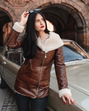 Kożuch damski w brązowym kolorze z futrzanym kołnierzem i zamkiem błyskawicznym na przodzie