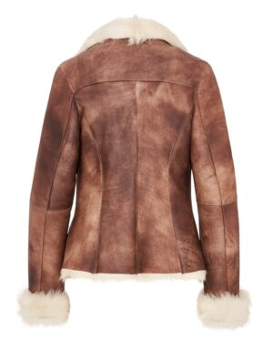 Kożuch damski w brązowym kolorze z futrzanym kołnierzem i mankietami, dopasowany krój, elegancki styl