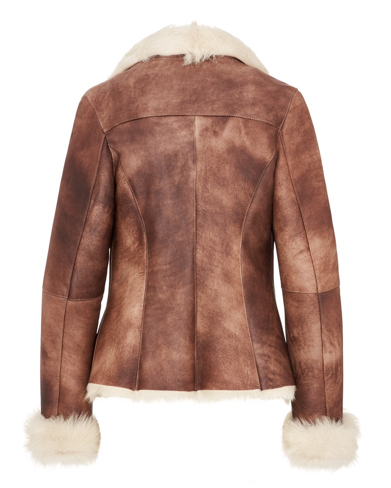 Kożuch damski w brązowym kolorze z futrzanym kołnierzem i mankietami, dopasowany krój, elegancki styl