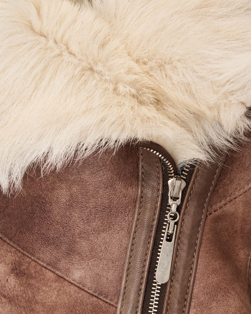 brązowy kożuch damski z futrzanym kołnierzem i zamkiem błyskawicznym na przodzie