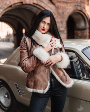 Kożuch damski w kolorze brązowym z białym futrem, zapinany na zamek, z szerokim kołnierzem i rękawami