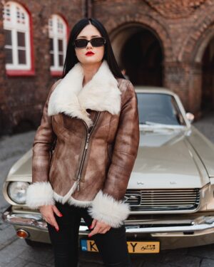 Kożuch damski w kolorze brązowym z białym futrzanym kołnierzem i rękawami, zapinany na zamek