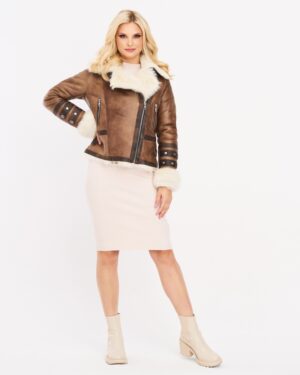 Kożuch damski w kolorze brązowym z futrzanym kołnierzem i rękawami, zapinany na zamek z dodatkowymi guzikami