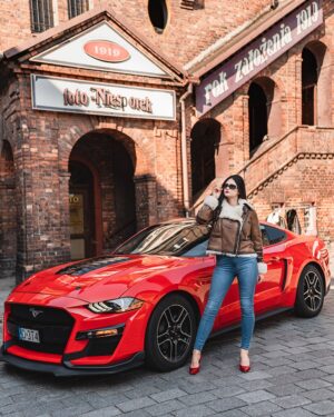 kożuch damski w brązowym kolorze z białym futerkiem, zapinany na zamek, z kołnierzem i kieszeniami