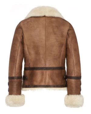 Kożuch damski w kolorze brązowym z futrzanym kołnierzem i ozdobnymi guzikami na rękawach