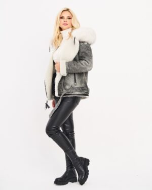 kożuch damski w odcieniach szarości z białym futrzanym kapturem i zamkiem błyskawicznym na przodzie