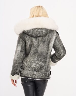 Kożuch damski w odcieniach szarości z dużym futrzanym kołnierzem i zapięciem na zamek