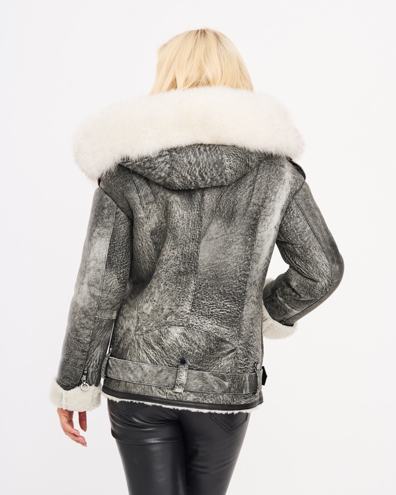 Kożuch damski w odcieniach szarości z dużym futrzanym kołnierzem i zapięciem na zamek