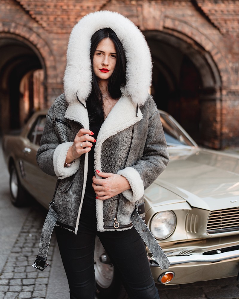 Kożuch damski w szarym kolorze z białym futrem, z kapturem i zamkiem, idealny na zimowe dni