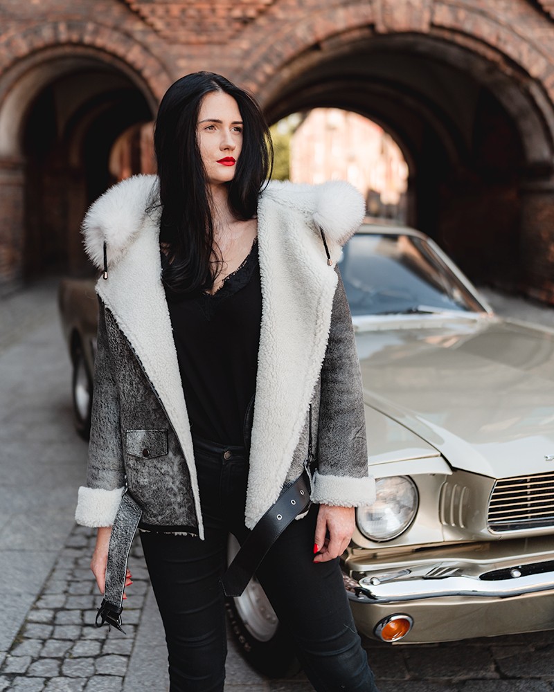 Kożuch damski w odcieniach szarości z futrzanym kapturem i paskiem, idealny na zimowe dni