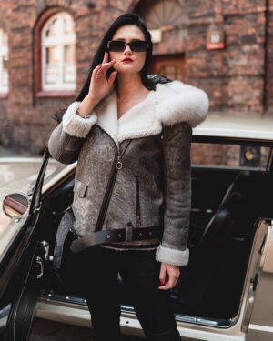 kożuch damski w odcieniu szaro-białym z futrzanym kołnierzem i paskiem w talii