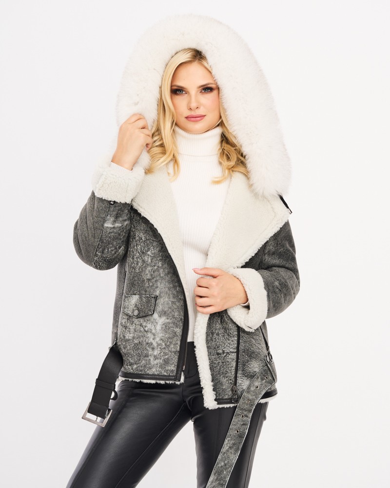 Kożuch damski w odcieniach szarości z futrzanym kapturem i paskiem, idealny na zimowe dni