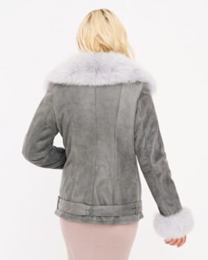 Kożuch damski z futrzanym kołnierzem i mankietami, dopasowany krój, elegancki styl