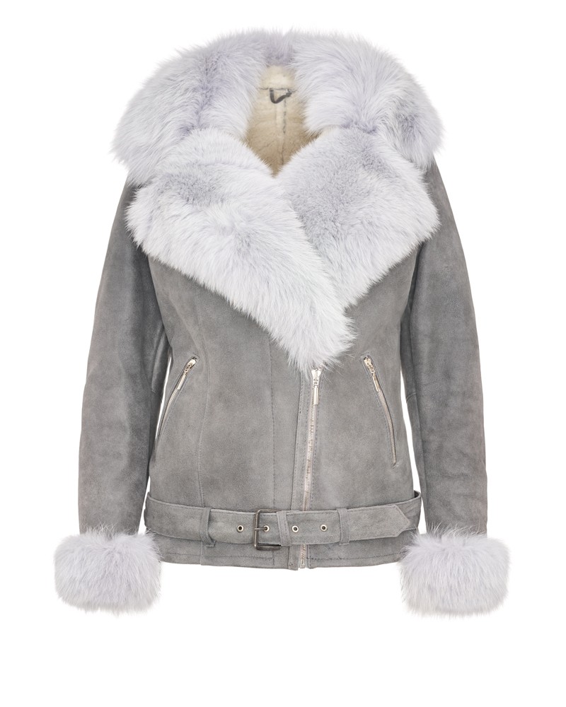 Kożuch damski w szarym kolorze z szerokim futrzanym kołnierzem i mankietami, zapinany na zamek i pasek