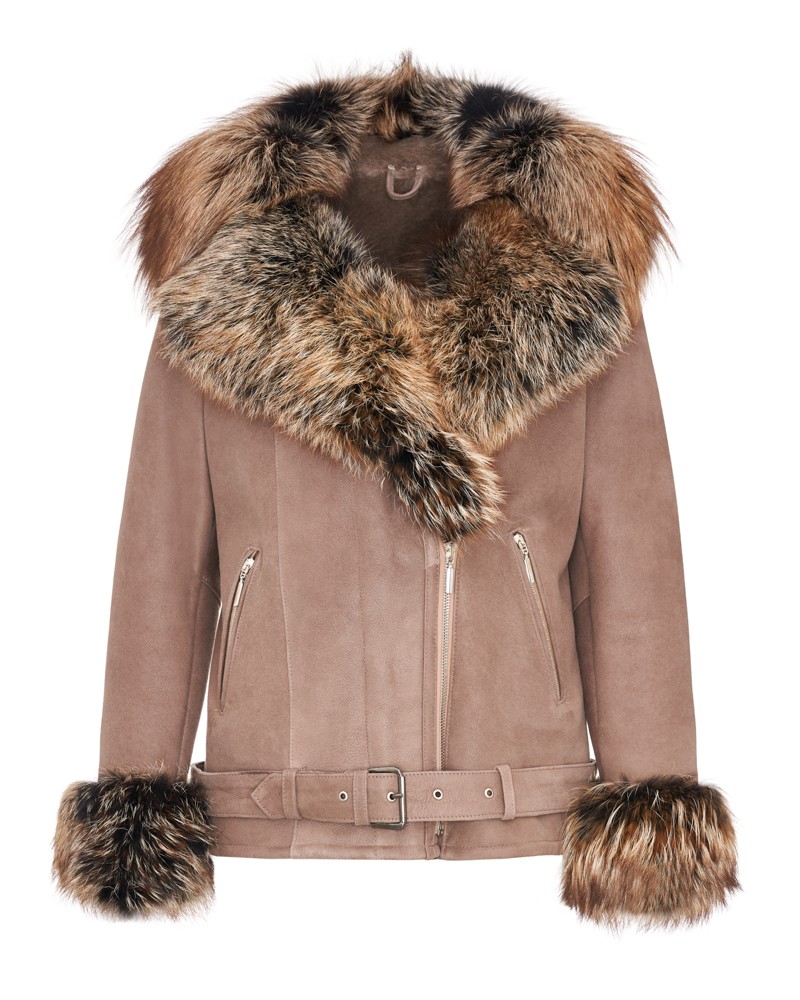 Kożuch damski w jasnym odcieniu z dużym futrzanym kołnierzem i rękawami z futrem, zapinany na zamek z paskiem