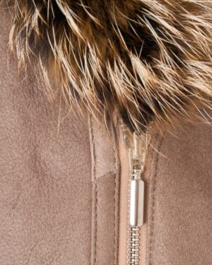 Kożuch damski w jasnym odcieniu z futrzanym kołnierzem i zamkiem błyskawicznym z metalowym detalem