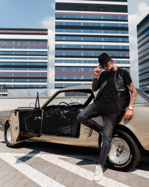 Kamizelka skórzana w kolorze czarnym z kieszeniami, idealna na chłodniejsze dni, stylowy krój i wygodne zapięcie