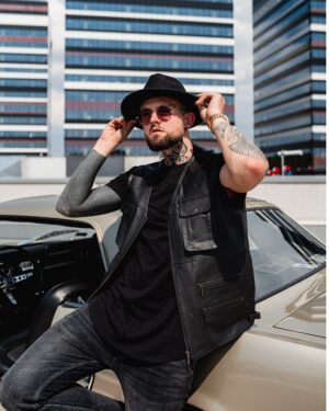 Kamizelka skórzana męska w kolorze czarnym z kieszeniami i suwakami, idealna na stylowe wyjścia