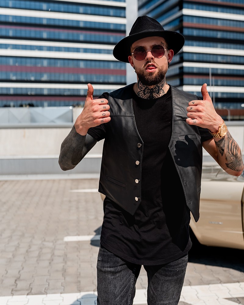 Kamizelka skórzana męska w czarnym kolorze z metalowymi guzikami i klasycznym krojem