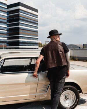 Kamizelka skórzana męska w kolorze brązowym, z klasycznym krojem i bez rękawów, idealna na wiosenne dni