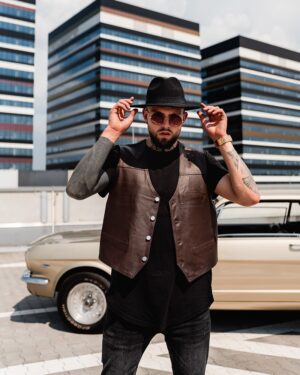 kamizelka skórzana męska w kolorze brązowym z guzikami i kieszeniami, stylowy krój z czarną koszulą