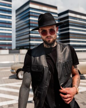 Kamizelka skórzana męska w kolorze czarnym z kieszeniami i wyrazistym krojem, idealna na chłodne dni