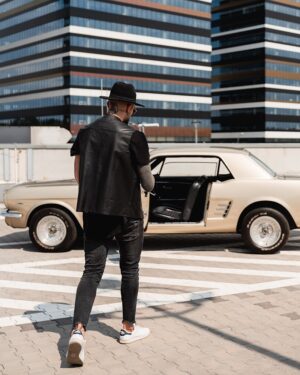 Kamizelka skórzana męska, czarna, bez rękawów, z klasycznym krojem, idealna na cieplejsze dni