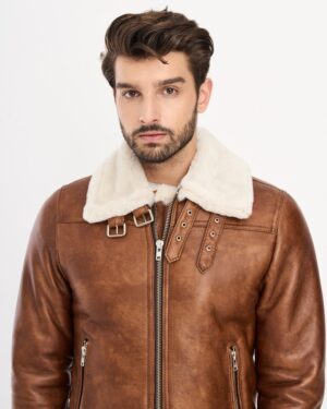 Kożuch męski w brązowym kolorze z futrzanym kołnierzem i metalowymi detalami