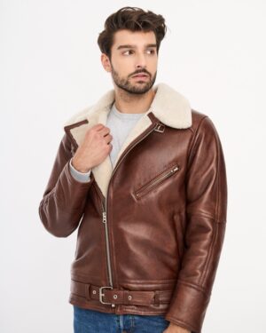 Kożuch męski w brązowym kolorze z futrzanym kołnierzem i paskiem w talii