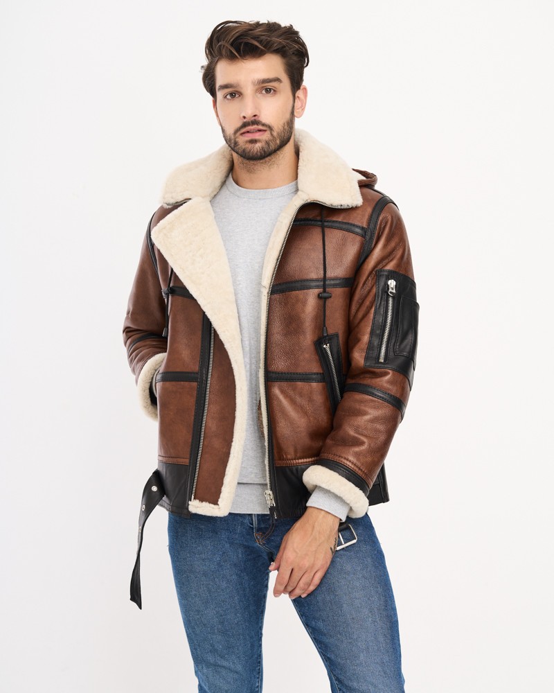 Kożuch męski w brązowym kolorze z futrzanym kołnierzem i czarnymi detalami