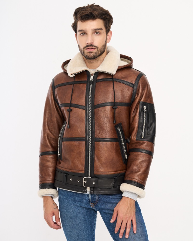 Kożuch męski w brązowym kolorze z kapturem i ozdobnymi zamkami, z paskiem w talii