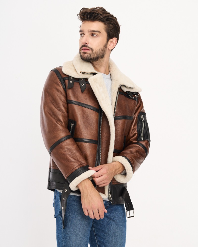 Kożuch męski w brązowym kolorze z białym futerkiem przy kołnierzu i rękawach, z suwakiem i kieszeniami