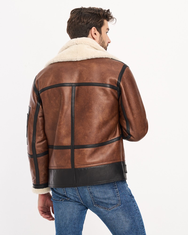 Kożuch męski w brązowym kolorze z futrzanym kołnierzem i czarnymi detalami na plecach