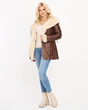 Kożuch damski w brązowym kolorze z szerokim futrzanym kołnierzem i zapięciem na zamek