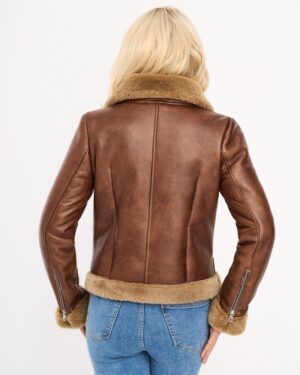 Kożuch damski w brązowym kolorze z futrzanym kołnierzem i mankietami, dopasowany krój z zamkami bocznymi