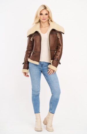 Kożuch damski w brązowym kolorze z beżowym kołnierzem i zamkami, idealny na zimowe dni