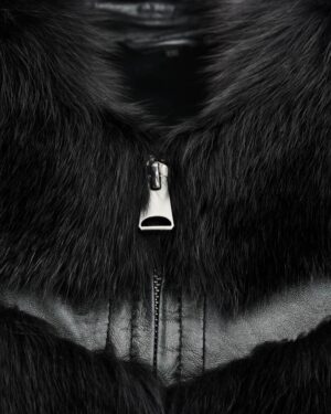 Czarne futro naturalne z eleganckim zamkiem błyskawicznym i miękkim kołnierzem