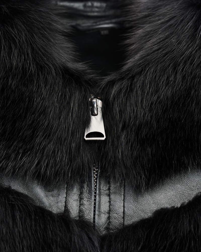 Czarne futro naturalne z eleganckim zamkiem błyskawicznym i miękkim kołnierzem