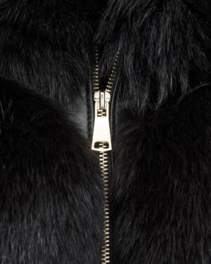 Czarne futro naturalne z metalowym zamkiem i miękkim wykończeniem, idealne na zimowe dni