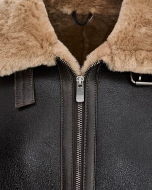 Kożuch męski z brązowym futrem, zamkiem błyskawicznym i skórzanym kołnierzem