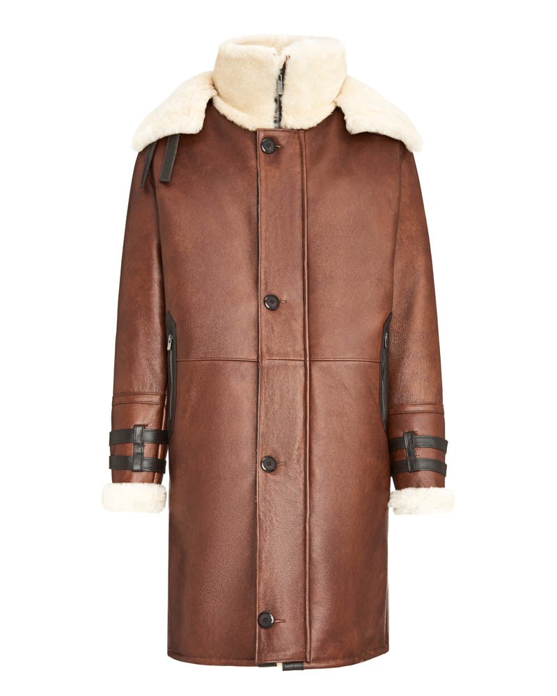 Kożuch męski w kolorze brązowym z futrzanym kołnierzem i ozdobnymi paskami na rękawach