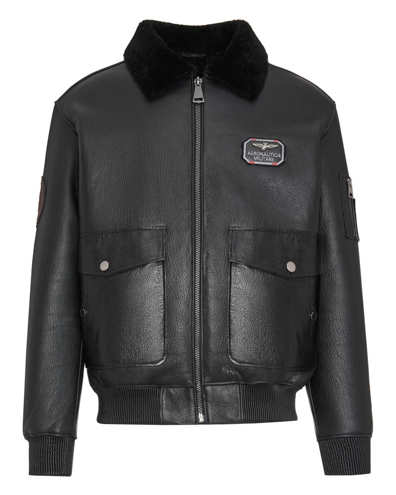 Kożuch męski w kolorze czarnym z futrzanym kołnierzem i dużymi kieszeniami z przodu