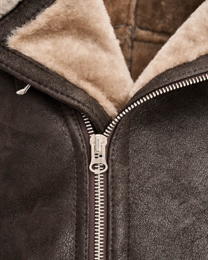 Kożuch męski w ciemnym brązie z miękkim futerkiem wewnątrz i metalowym zamkiem błyskawicznym